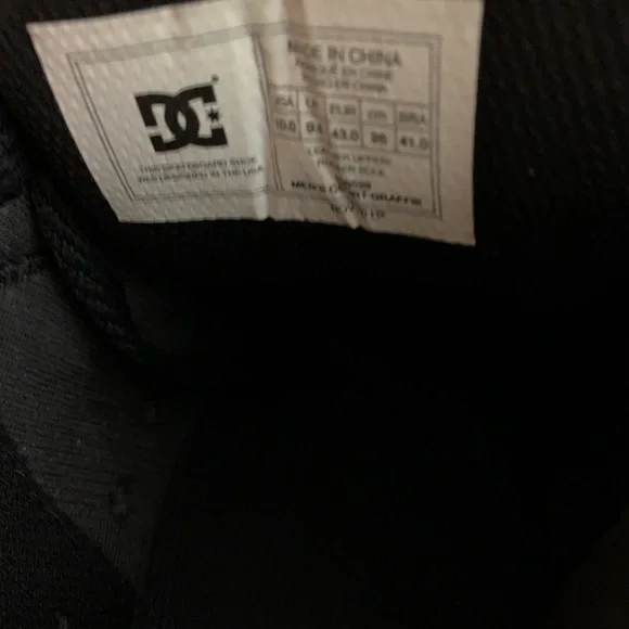 DC skater shoes pretty much brand new no scratches or scuffs youll love em - Picture 3 of 4